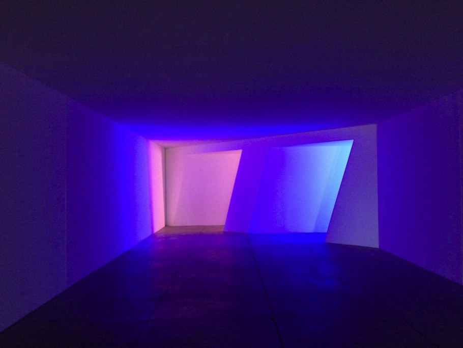 Пустая комната с подсветкой