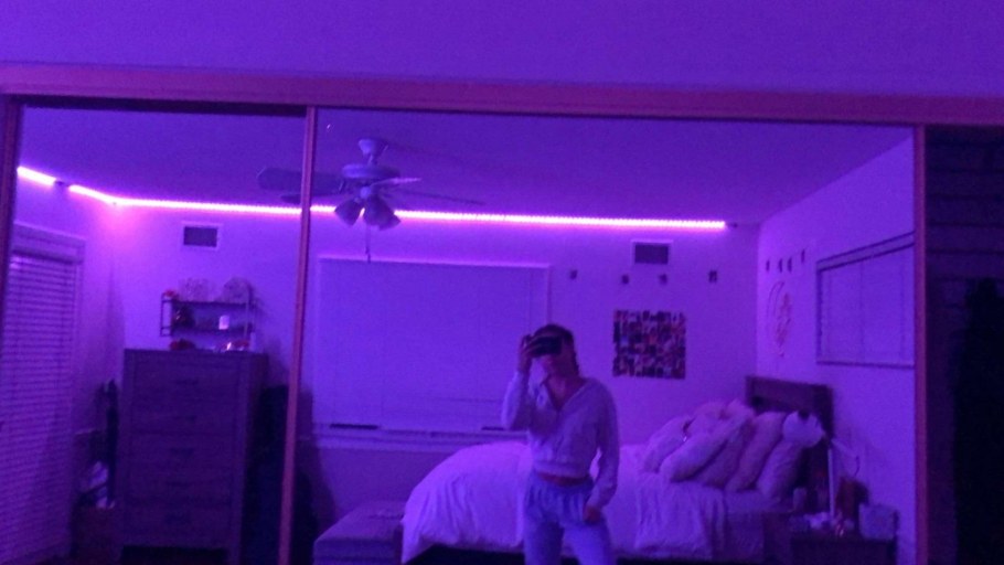 Неоновая комната атмосфера