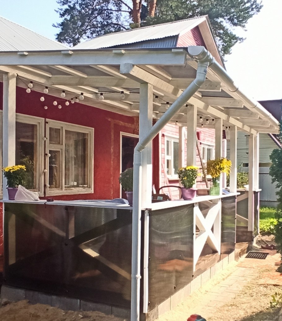 Небольшая терраса на даче