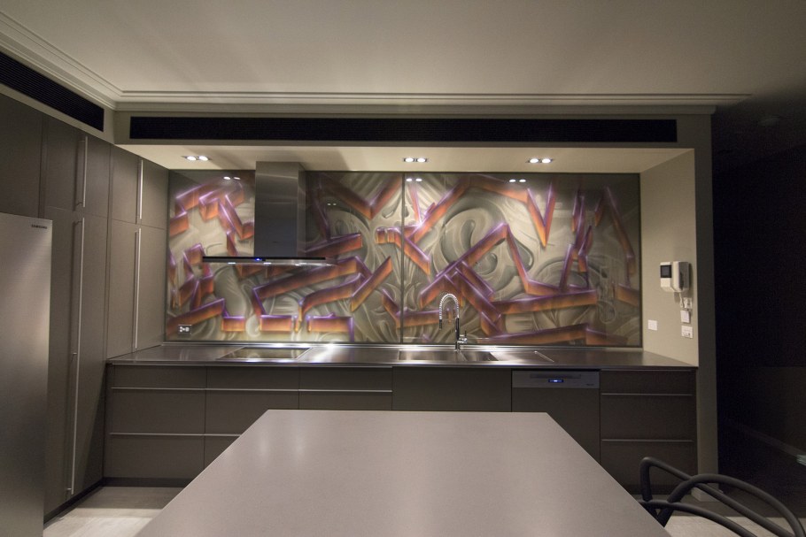 Кухня цвета граффити в интерьере
