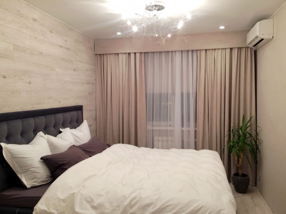 Светлый ламинат на стене в спальне