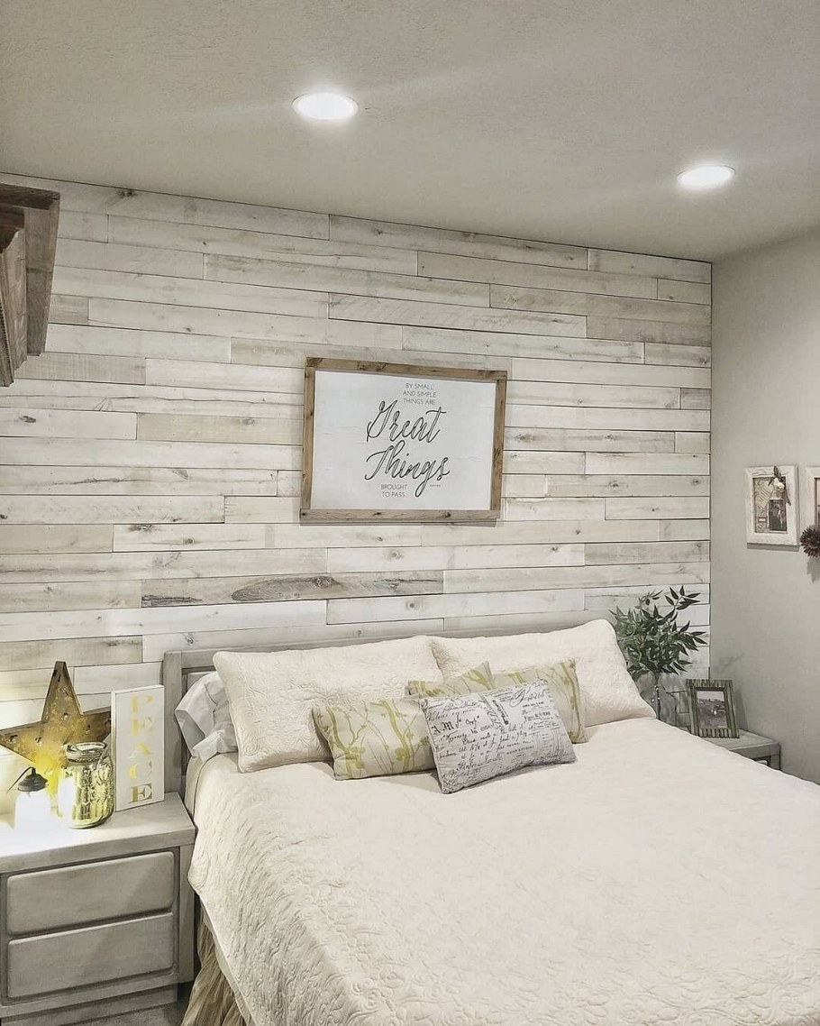 Белый ламинат на стене