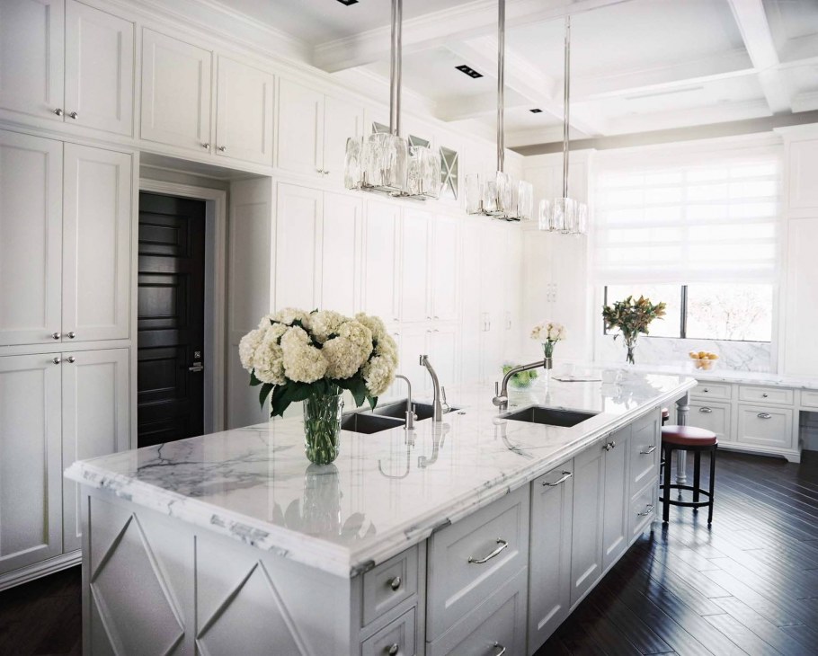 Декоративные элементы в белой гостиной