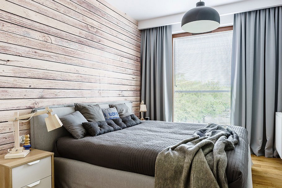 Серая спальня с деревянной стеной