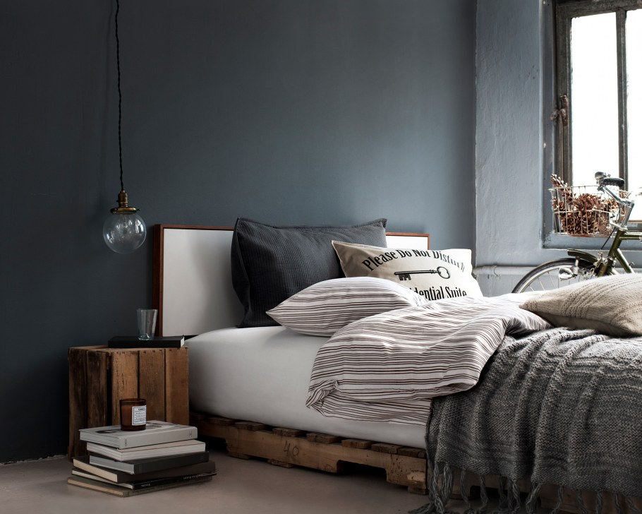 Серо голубая спальня лофт