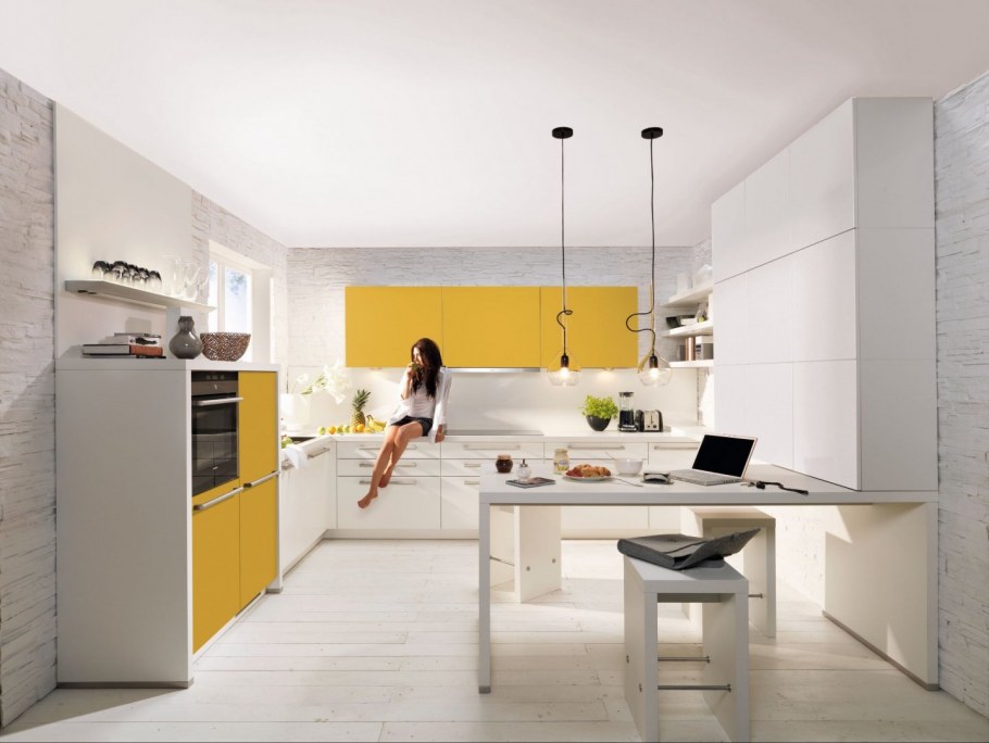 Кухня в серых тонах с желтыми акцентами