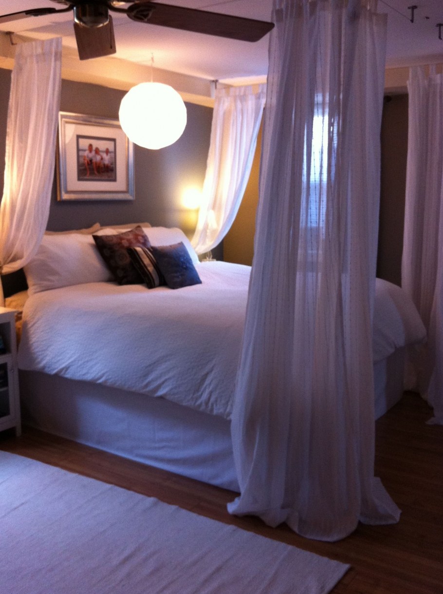 Кровать с занавесками