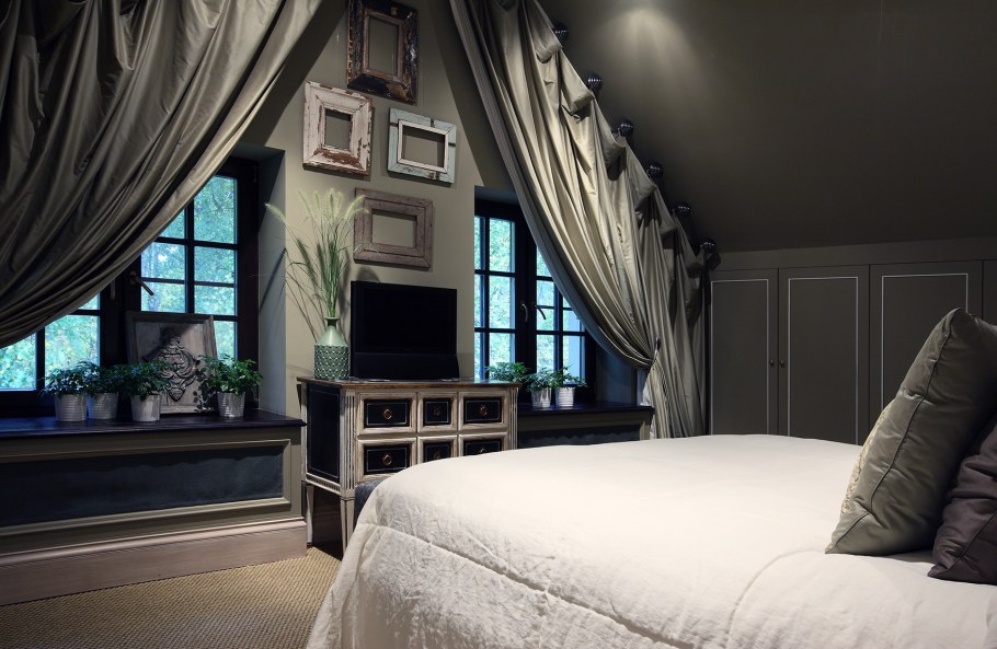 Кровать напротив окна