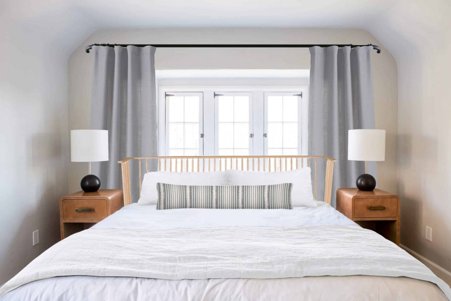 Кровать изголовьем к окну