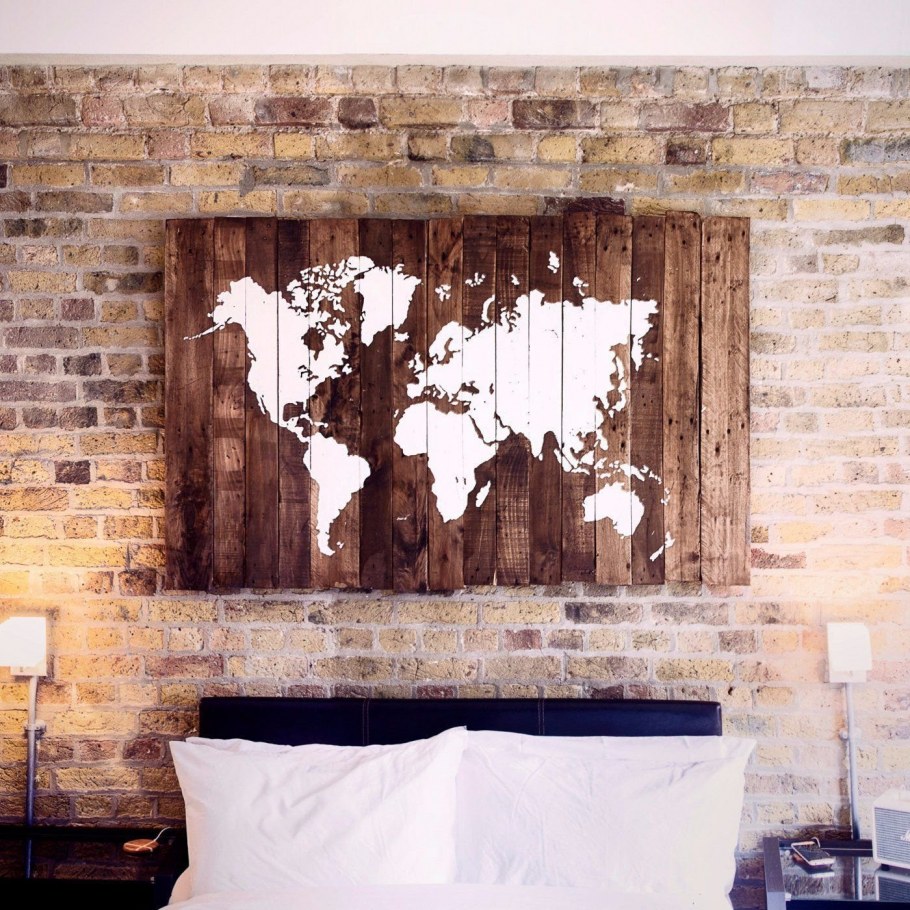 Интерьер холла на втором этаже в частном доме