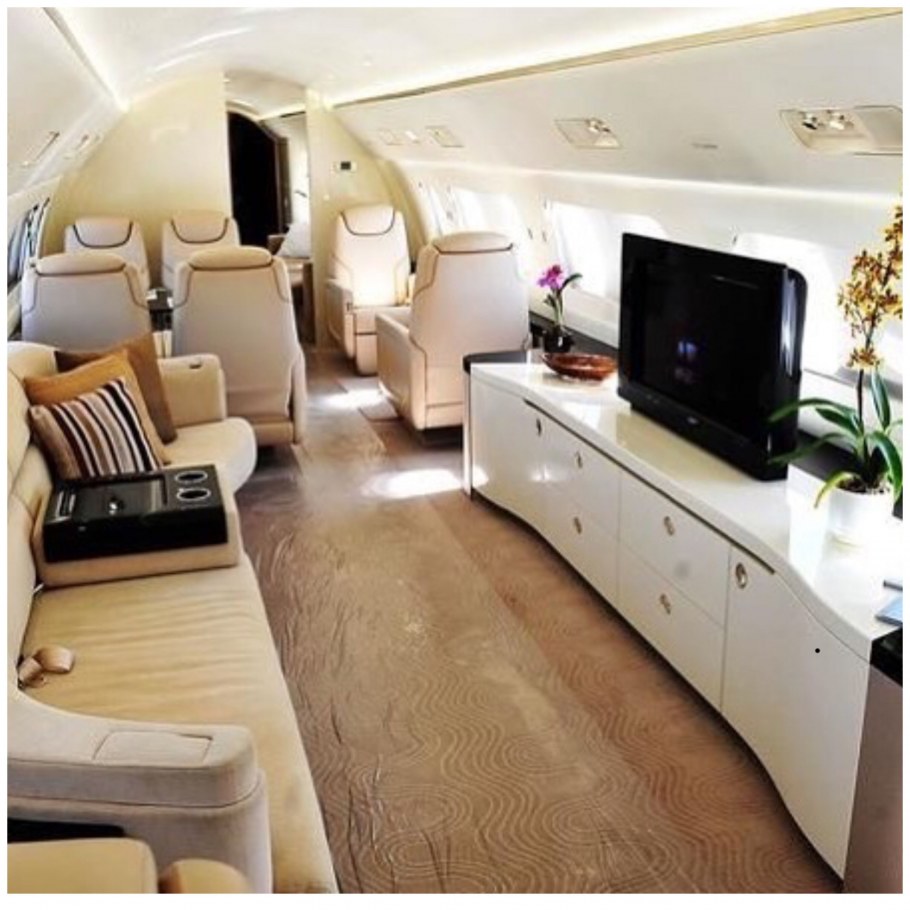 Частный самолет с бассейном