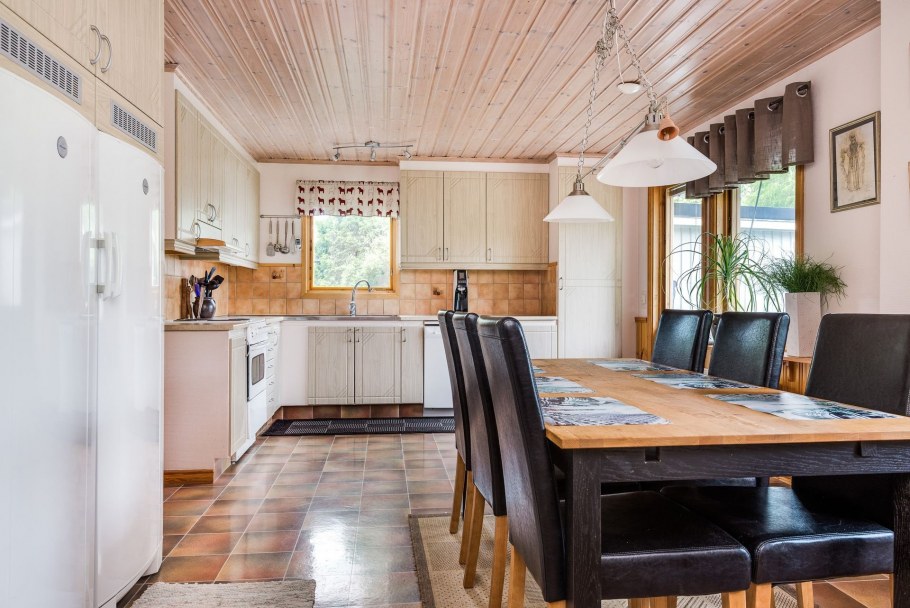 Кухня отделанная вагонкой