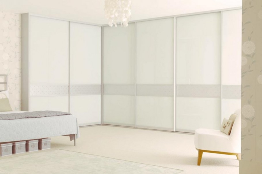 Белый шкаф-купе в интерьере