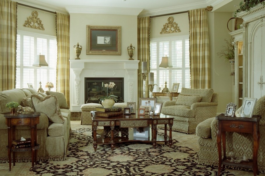 Камин между окнами