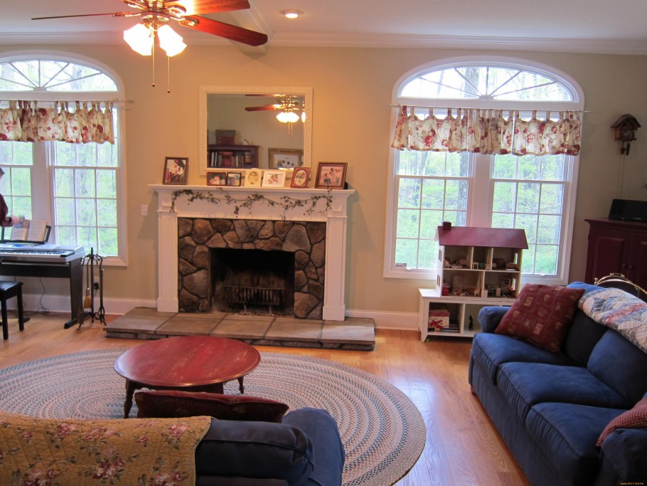 Декор камин между окон