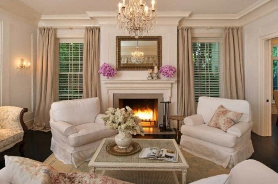 Камин у окна в интерьере