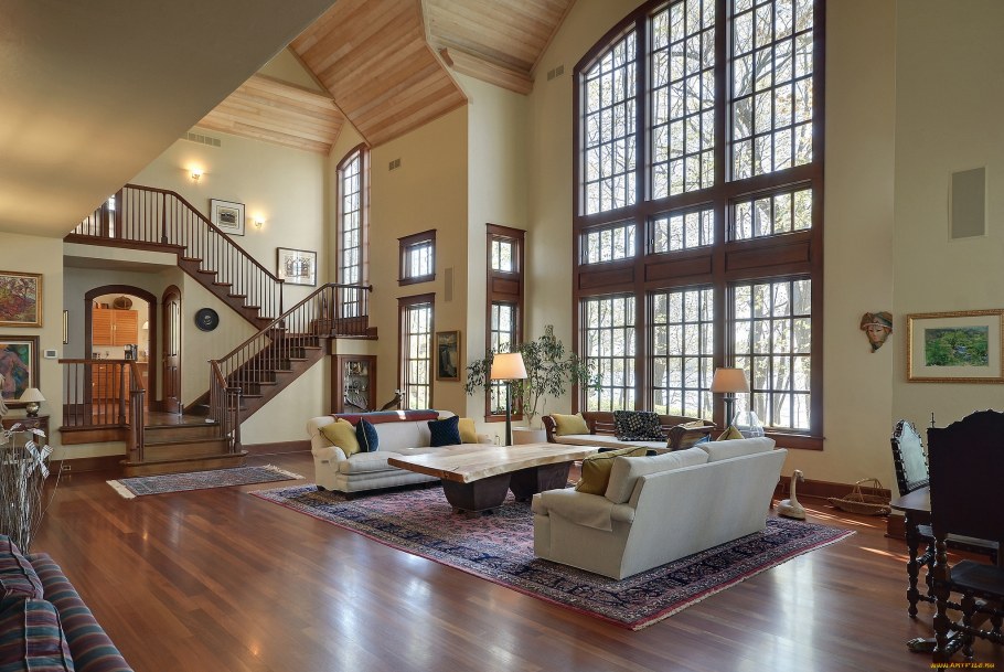 Гостиная с высоким потолком