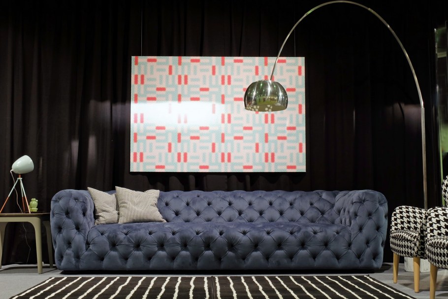 Низкий круглый диван мятного цвета