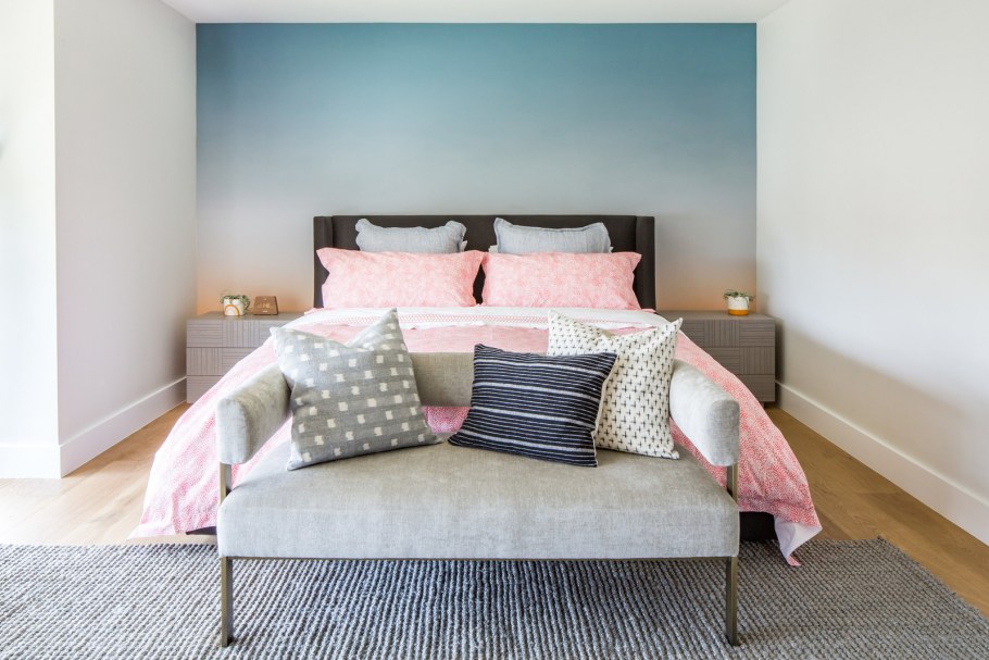 Акварель на стене в интерьере