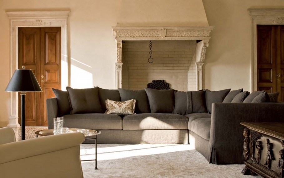 Классический бежевый кожаный диван в современном интерьере