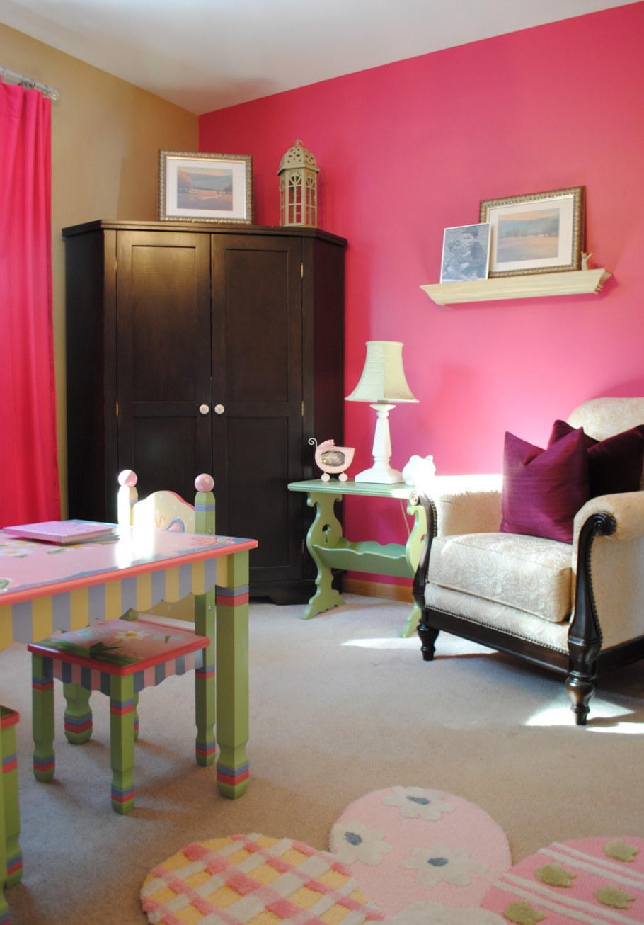 Розовый диван в интерьере