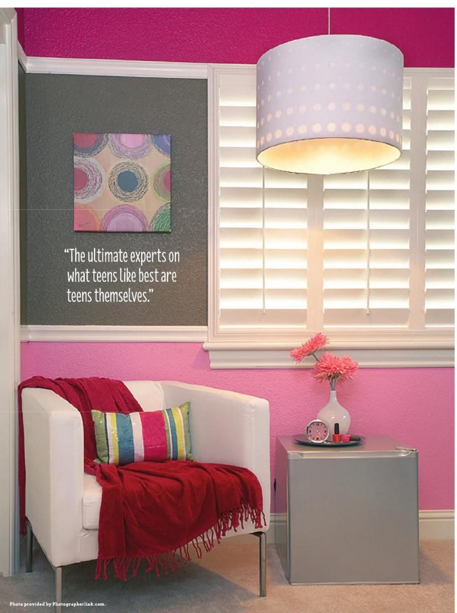 Спальня с розовым потолком