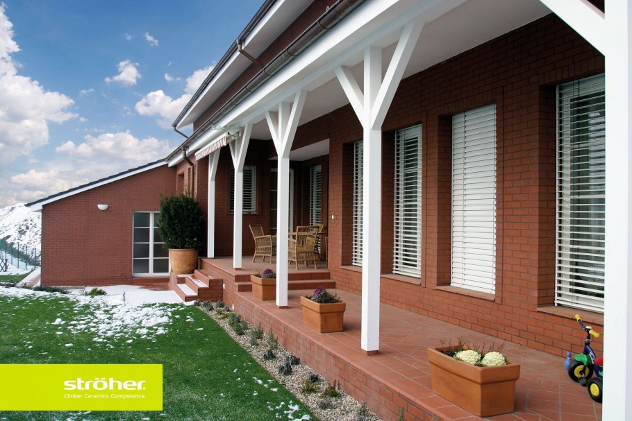 Терраса к кирпичному дому