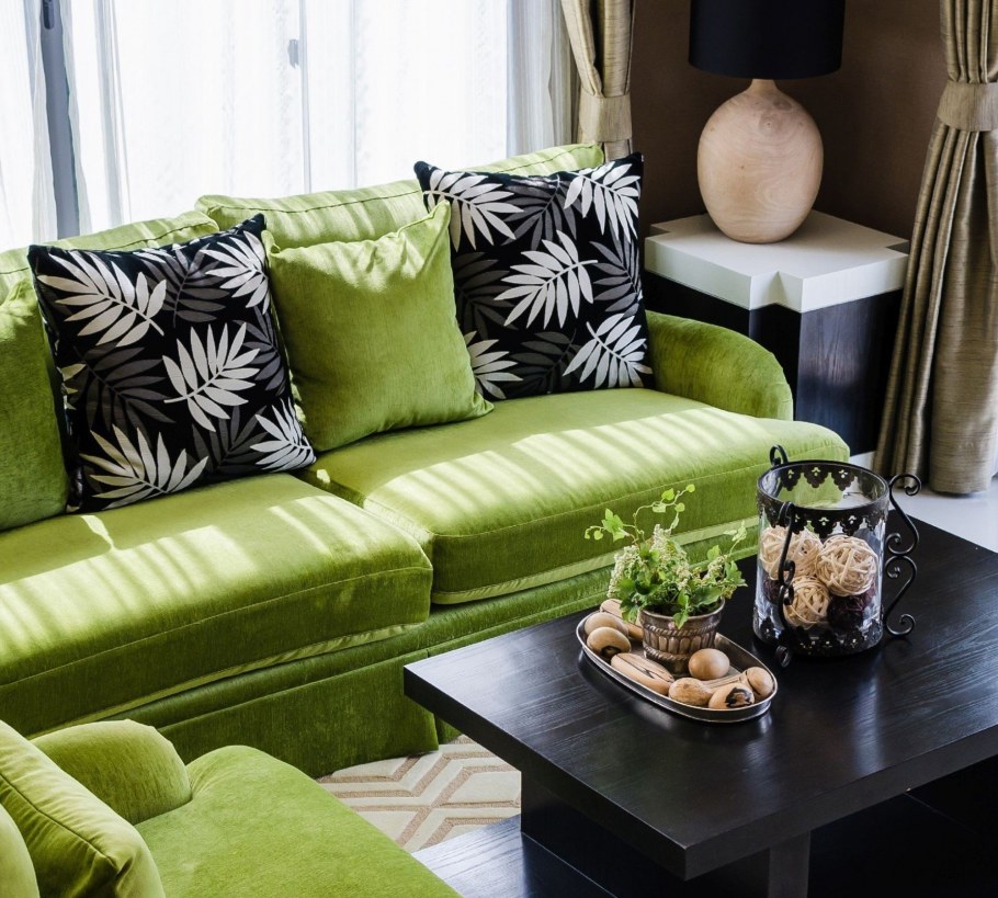 Зеленый диван в интерьере
