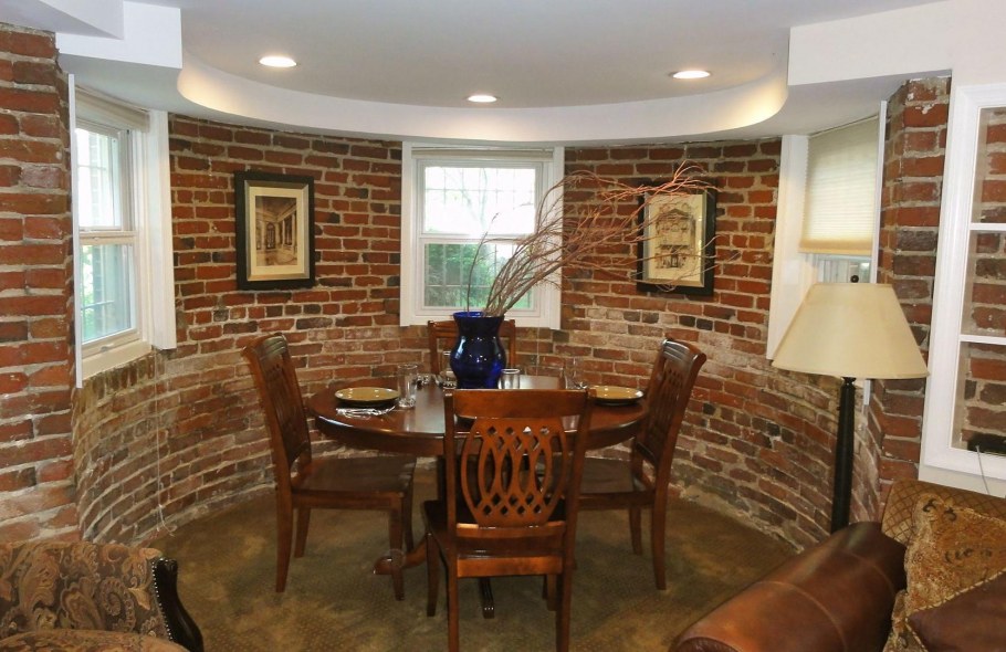 Декоративный камень в обеденной зоне