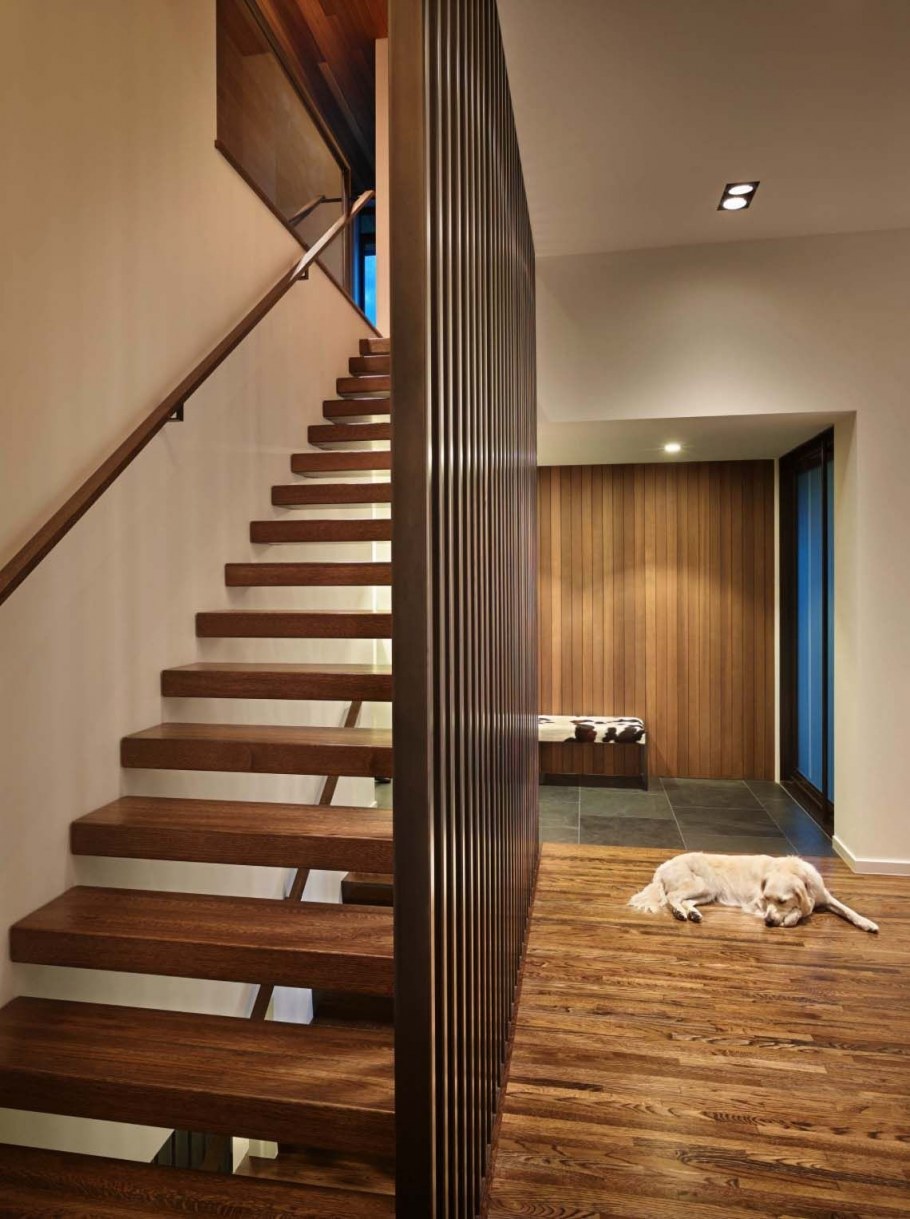 Современная лестница в доме