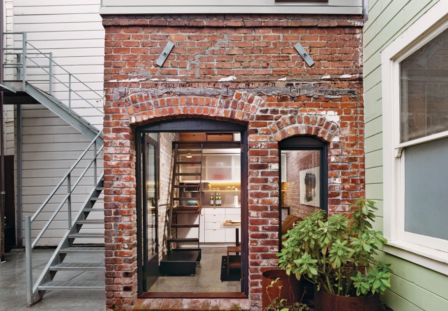 Кирпичное здание в стиле лофт