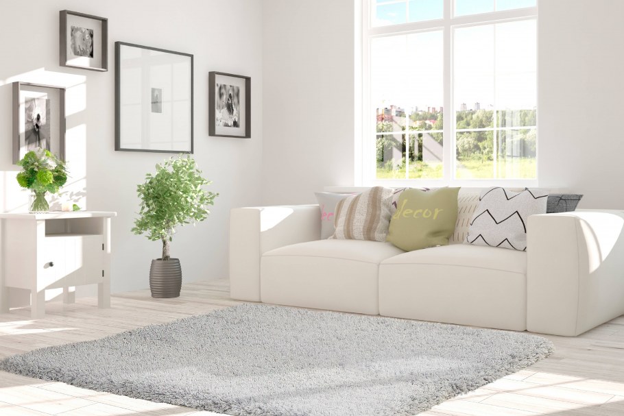 Белая комната с диваном