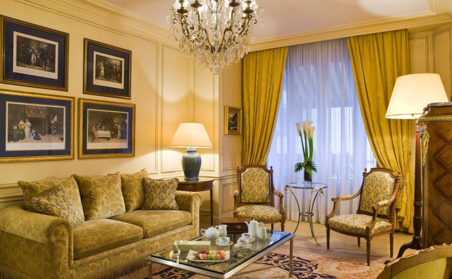 Золотистый цвет в интерьере гостиной