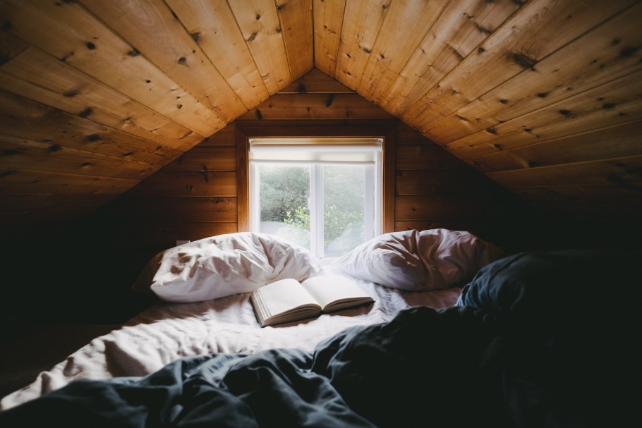 Уютная комната на чердаке