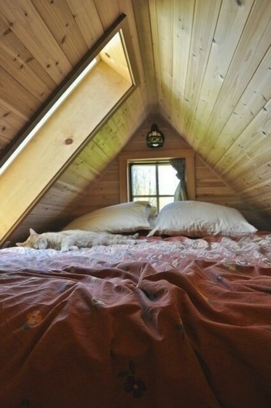 Кровать на чердаке под крышей