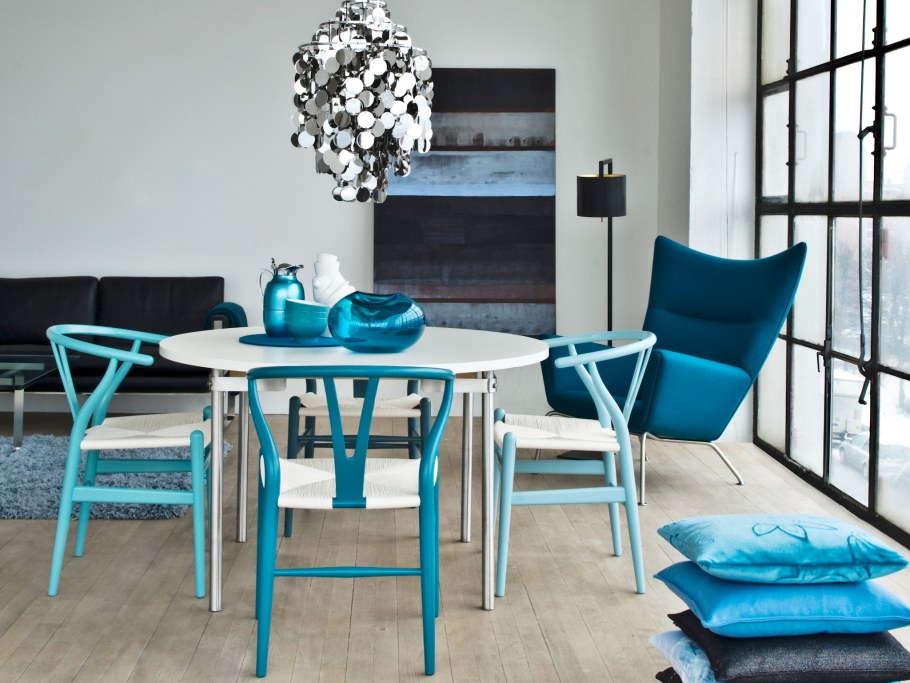 Обеденный стол с разными стульями