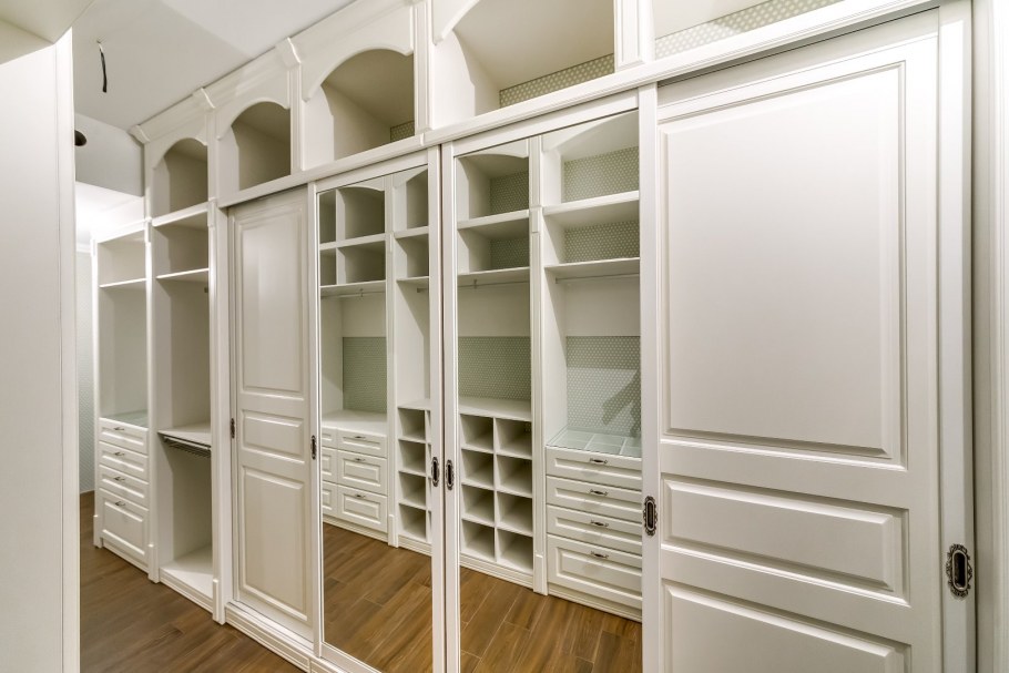 Гардеробные двери классика