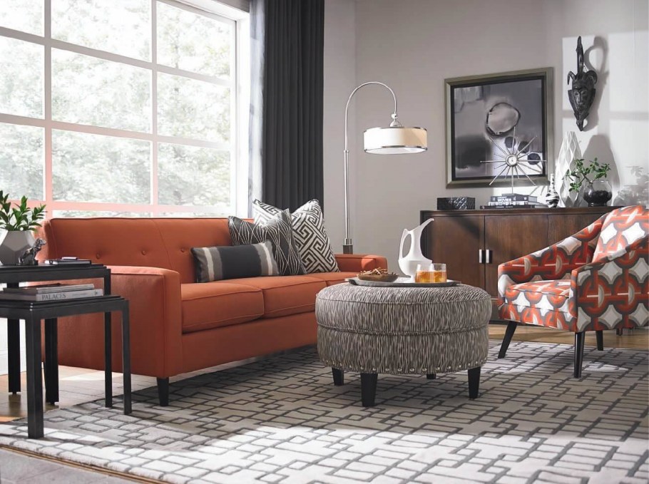 Терракотовый диван в интерьере гостиной