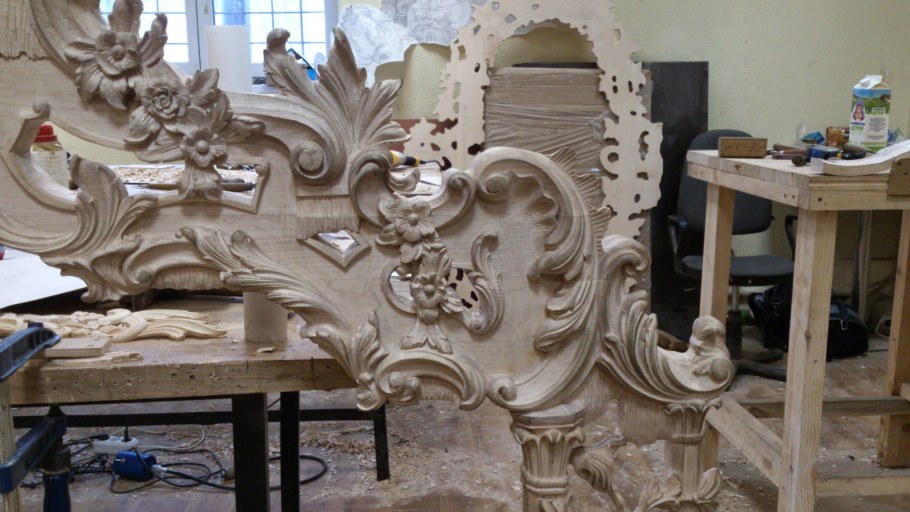 Мебель резная из пены