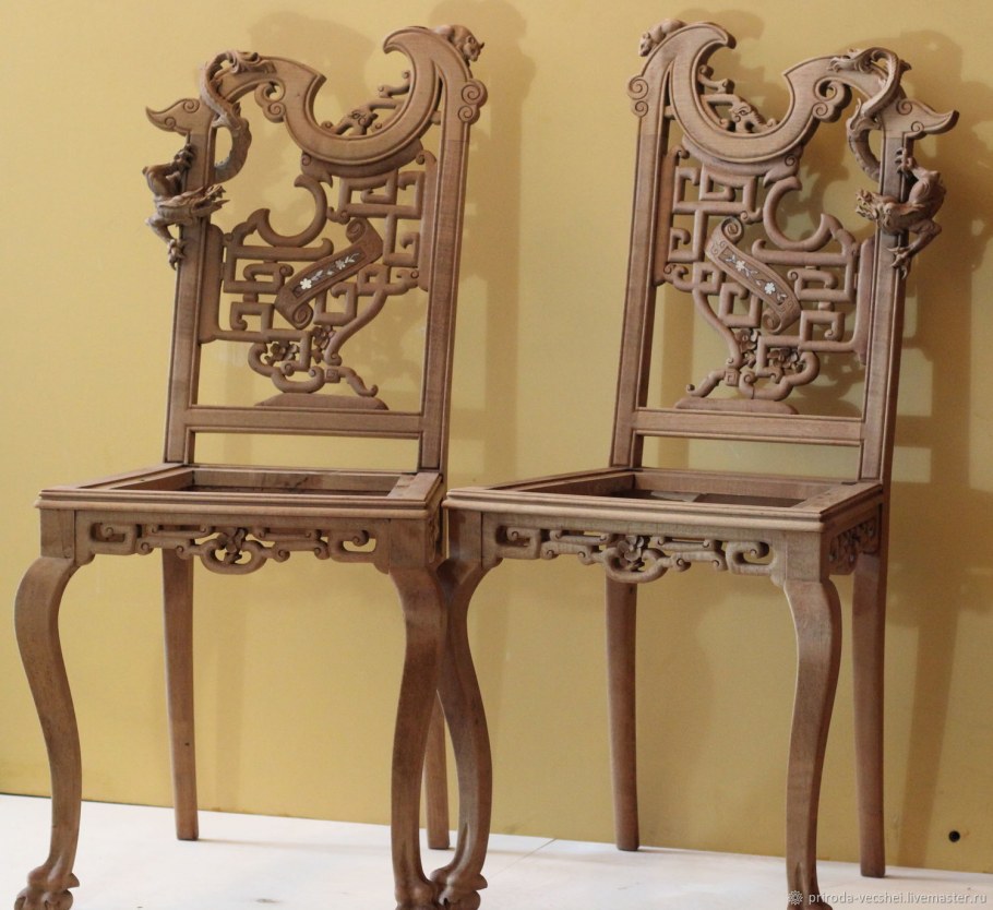 Стул резной деревянный