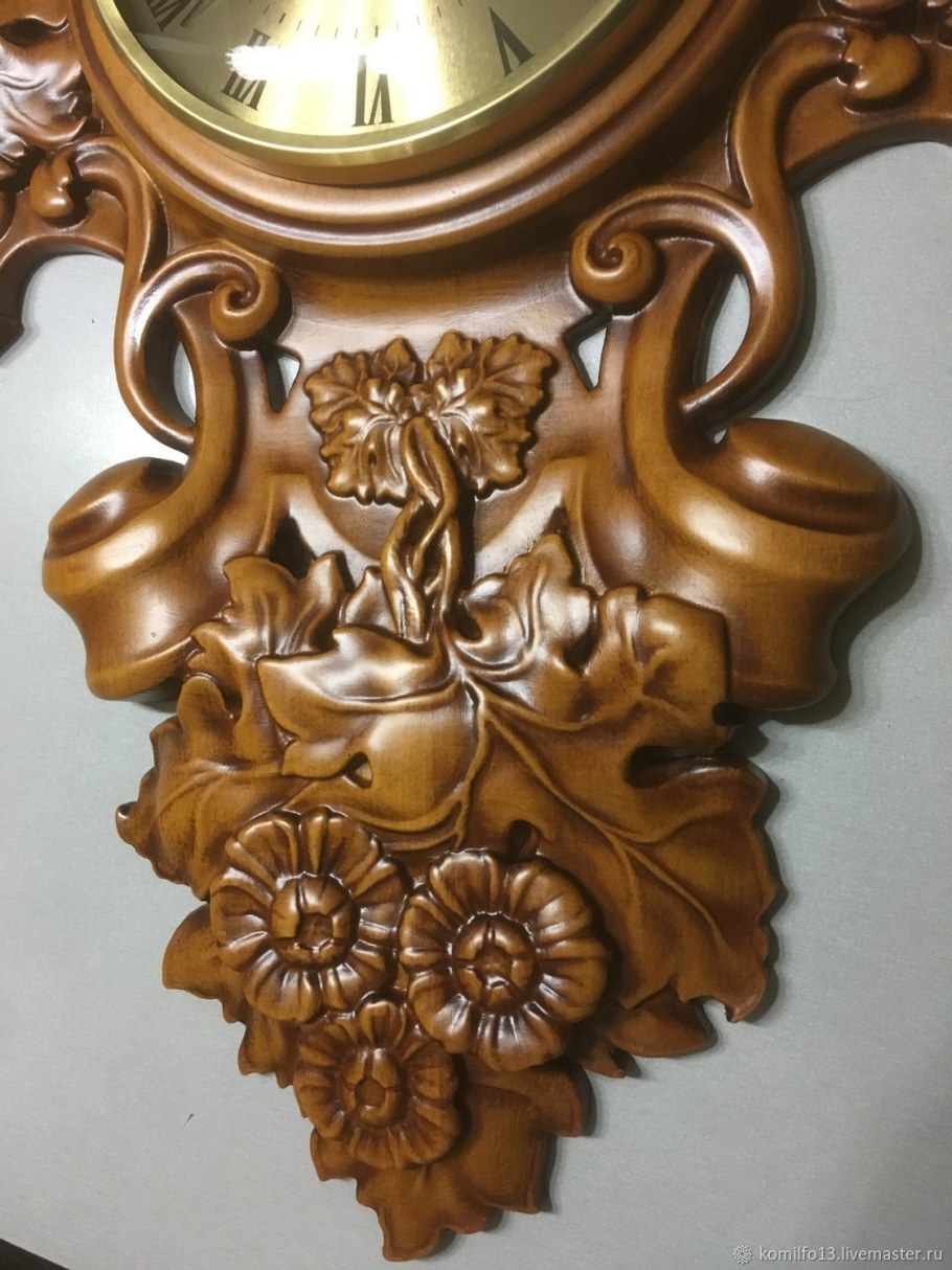 Резные часы из дерева