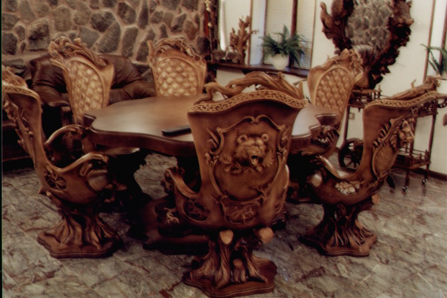 Дорогая резная мебель