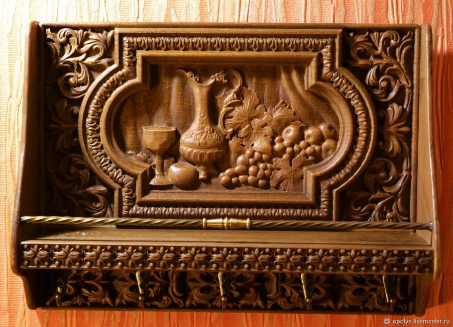 Полка деревянная резная