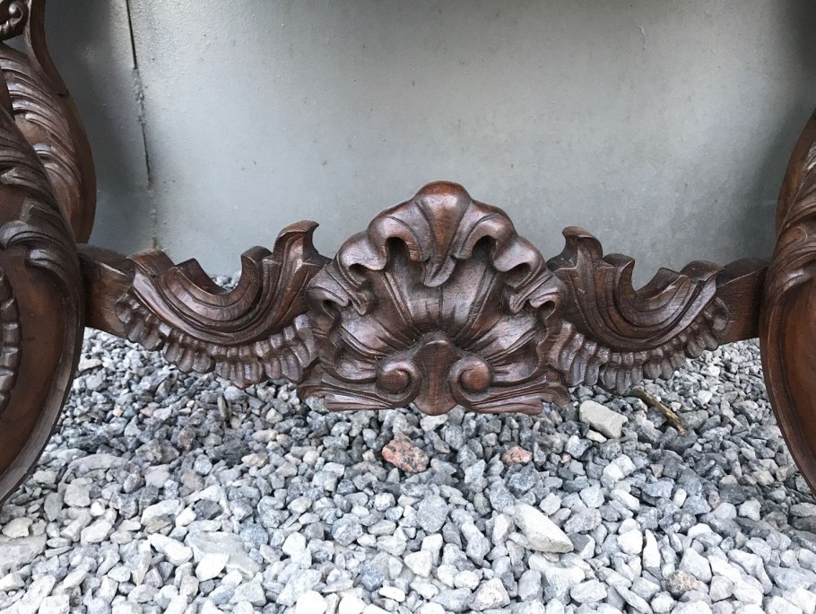 Пристенная консоль резная