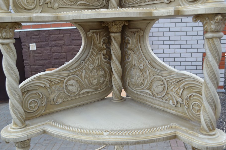 Резной иконостас из дерева