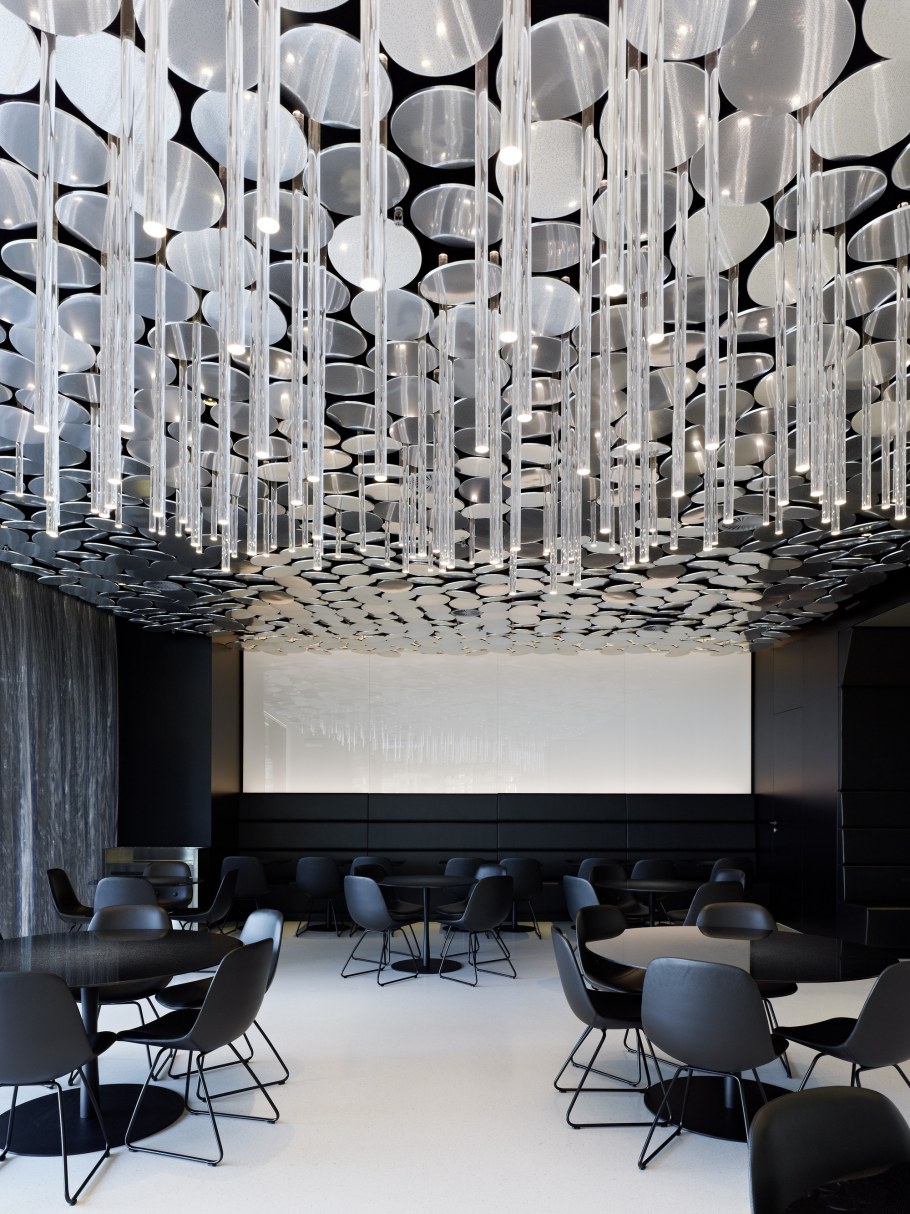 Декор потолка в офисе