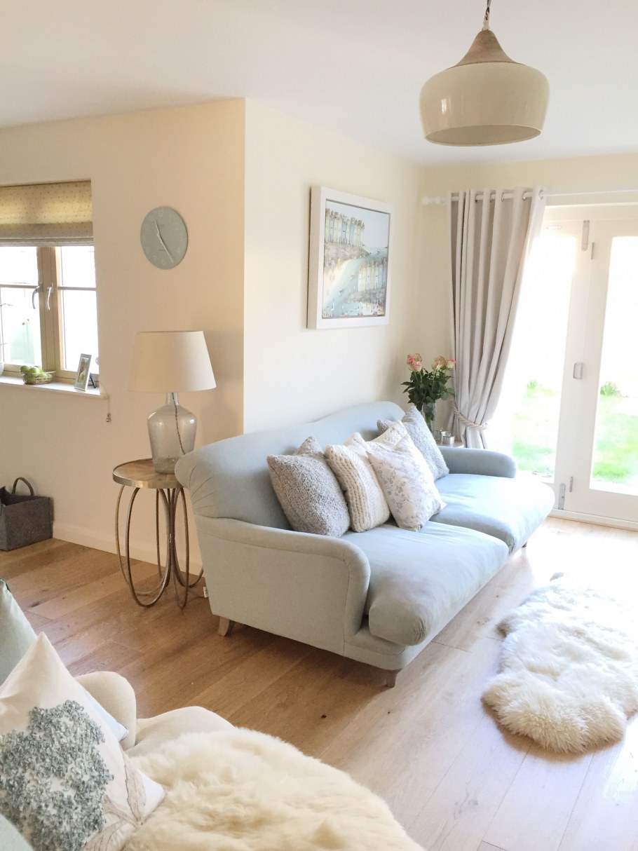 Сливочный цвет в интерьере гостиной