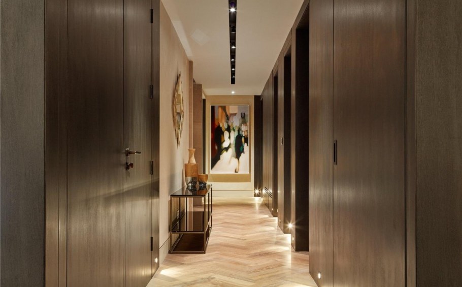 Коридор с множеством дверей