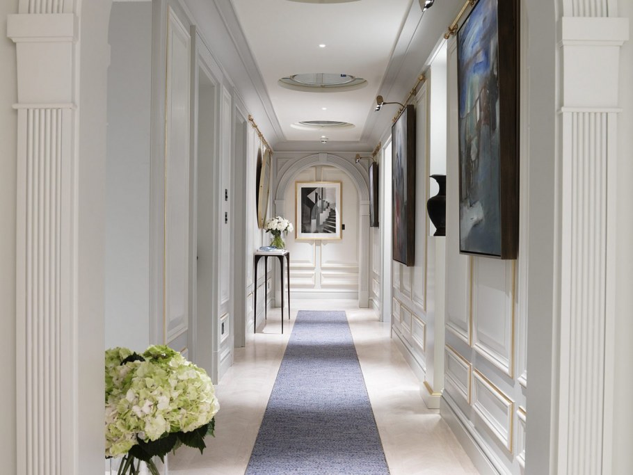 Длинный коридор с дверями