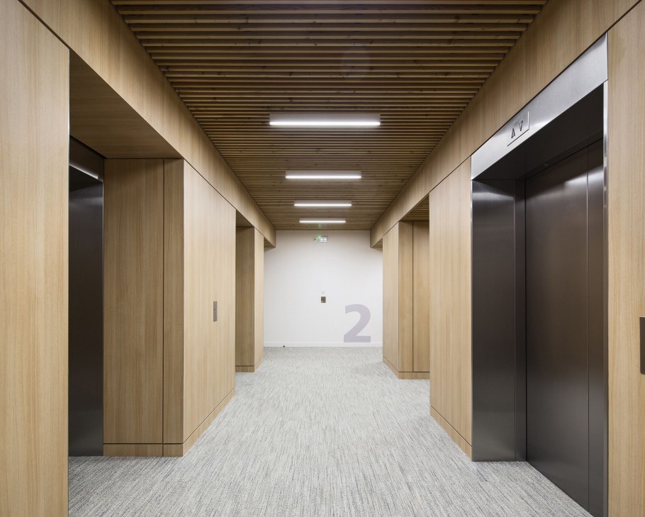 Интерьер офисного коридора